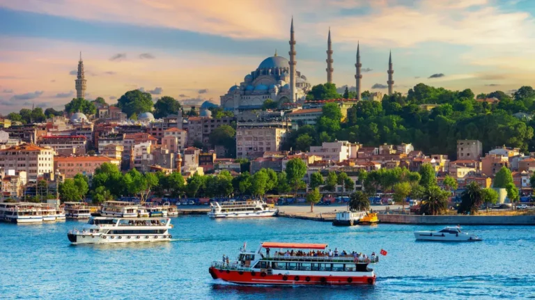 Discover Istanbul highlights: Topkapi Palace, St. Sophia, Blue Mosque, Grand Bazaar, Hipodromme - FlyDunya