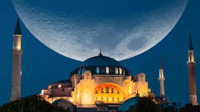 Discover Istanbul highlights: Topkapi Palace, St. Sophia, Blue Mosque, Grand Bazaar, Hipodromme - FlyDunya