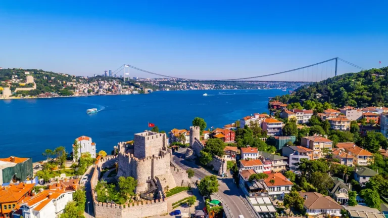 Discover Istanbul highlights: Topkapi Palace, St. Sophia, Blue Mosque, Grand Bazaar, Hipodromme | FlyDunya