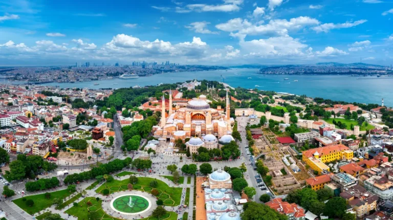 Discover Istanbul highlights: Topkapi Palace, St. Sophia, Blue Mosque, Grand Bazaar, Hipodromme | FlyDunya
