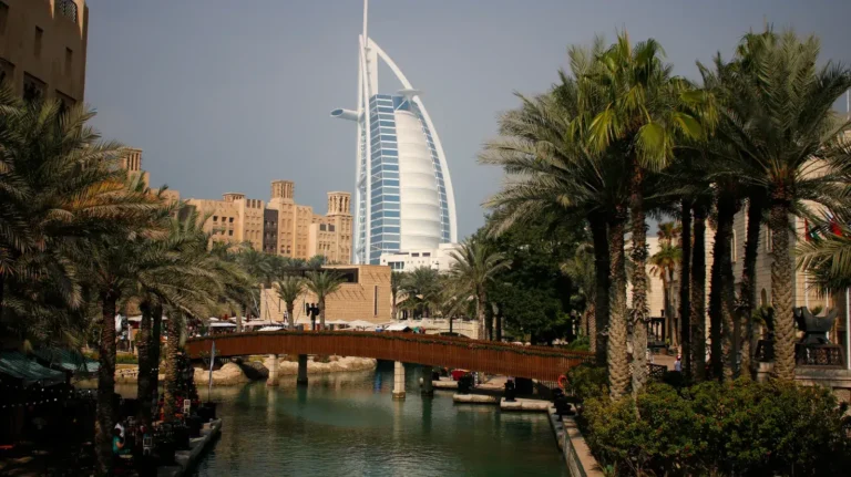 Discover 90-Minute Speedboat Tour: Dubai Marina, Atlantis, The Palm & Burj Al Arab - FlyDunya